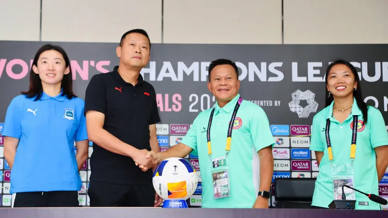 HLV Chang Weiwei (áo đen) của Wuhan Jiangda. ẢNH: ANH TRẦN 