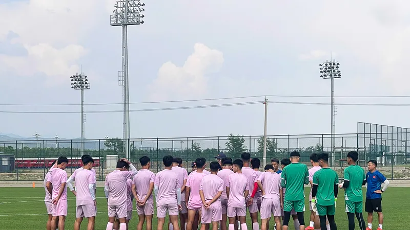 U16 Việt Nam tập buổi đầu tiên tại Nội Mông (Trung Quốc). ẢNH: NHẬT ĐOÀN 