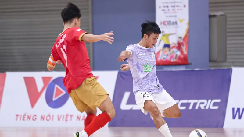 Nguyễn Văn Nghĩa (áo tím) đã lập công để mang chiến thắng về cho Hạ Long. ẢNH: ANH TRẦN 
