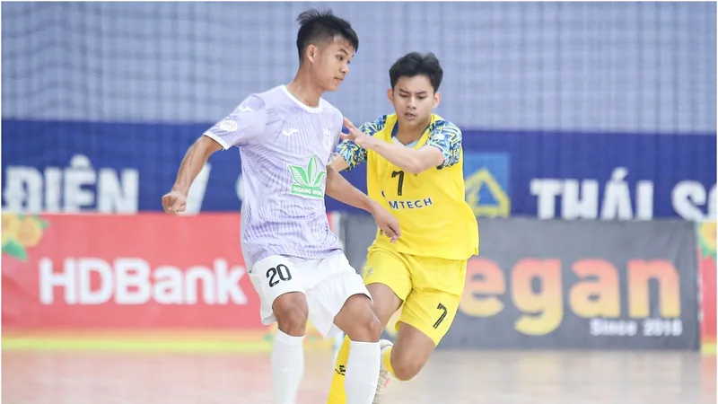Fixo Lê Văn Phúc (số 20) ghi bàn thắng cho L.Hạ Long. ẢNH: ANH TRẦN 