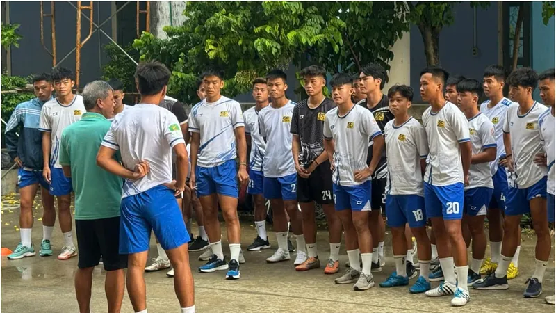 Các cầu thủ Huế chỉ vận động ở khán đài A của sân Tự Do để chuẩn bị cho trận đấu với Trẻ TPHCM. ẢNH: TÂM HÀ 