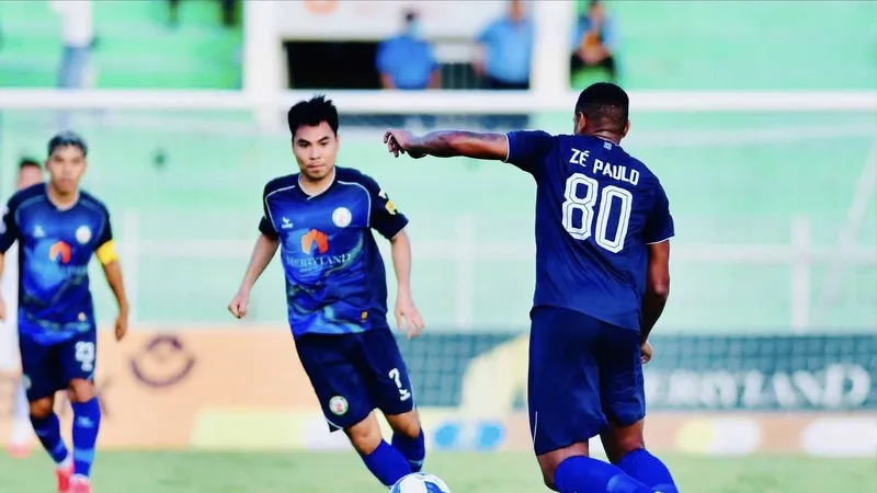 Các cầu thủ Bình Định ngậm ngùi chia tay V-League.