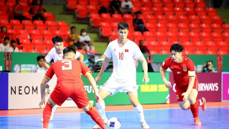 Nguyễn Thịnh Phát cùng các tuyển thủ futsal Việt Nam gặp lại Trung Quốc ở cúp châu Á. 