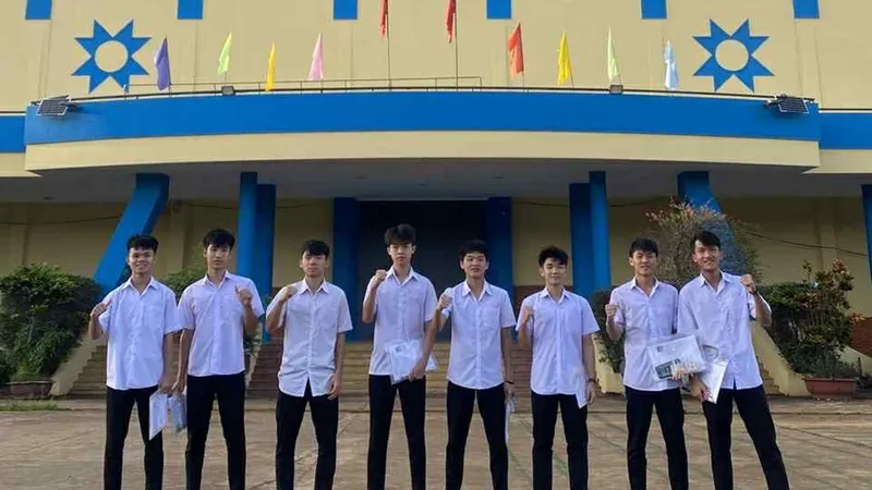 Các học viên của Futsal Thái Sơn Nam TPHCM dự thi tốt nghiệp THPT. ẢNH: TÂM HÀ 