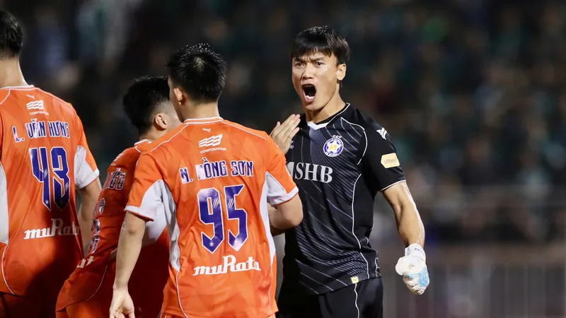 Bùi Tiến Dũng ăn mừng sau khi cản được quả phạt đền của Nguyễn Công Phượng. ẢNH: VPF 