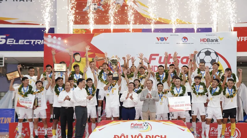 Thái Sơn Nam TPHCM lần thứ 14 nâng cao danh hiệu VĐQG. ẢNH: ANH TRẦN
