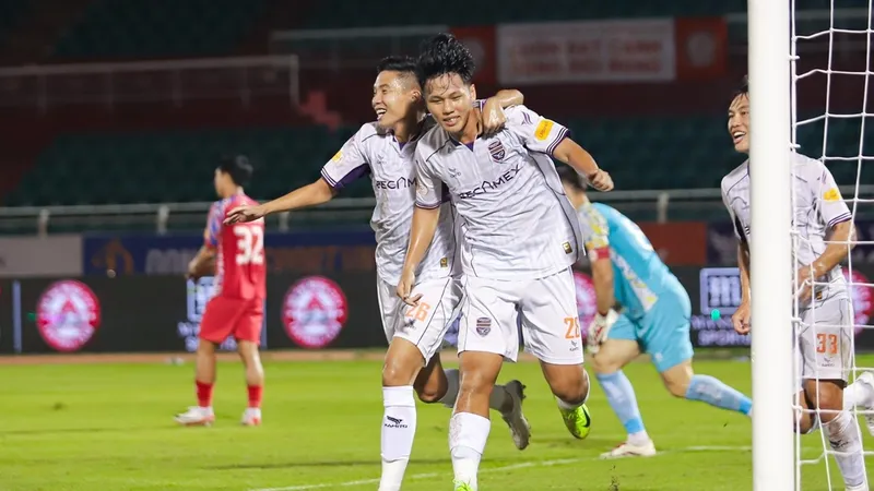 Tiền vệ Nguyễn Trọng Huy và tiền đạo Nguyễn Hữu Hoài Phong là 2 cầu thủ trưởng thành từ lò B.Bình Dương. ẢNH: ANH TRẦN 