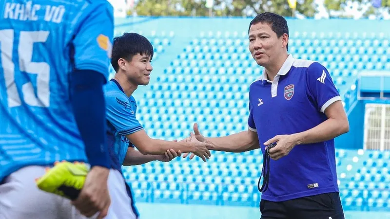 HLV Nguyễn Anh Đức của Becamex Bình Dương chào đón tân binh Phan Thanh Hậu.