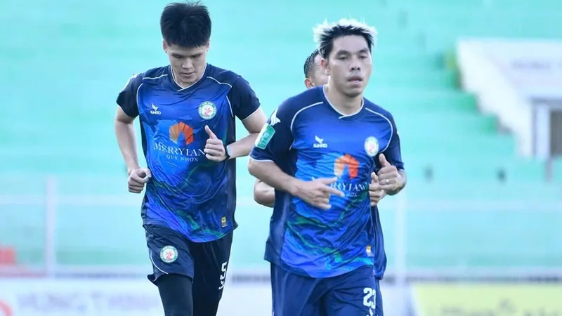 Thủ quân Cao Văn Triền ở lại gắn bó với đội bóng quê hương Bình Định. 