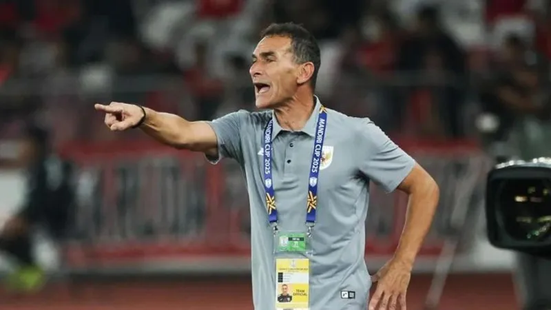 HLV Vanenburg của U23 Indonesia tự tin trước trận bán kết Giải U23 Đông Nam Á 2025. ẢNH: BOLA