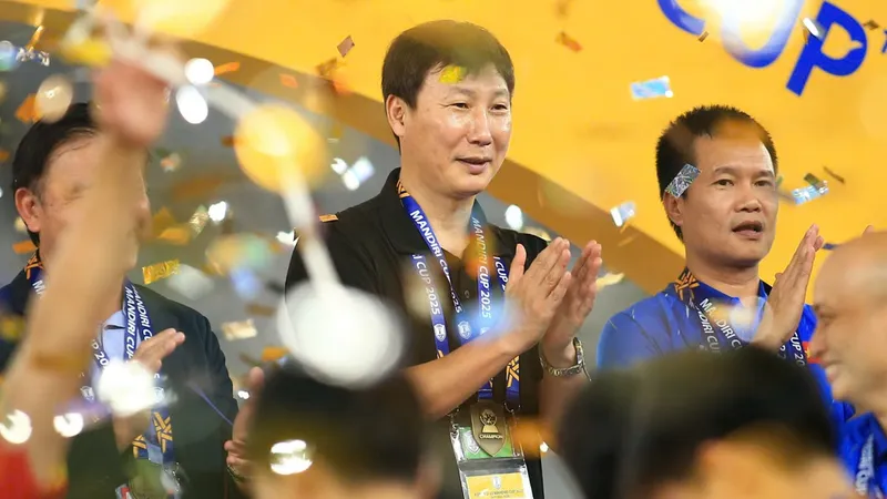 HLV Kim Sang-sik vô địch ASEAN Cup 2024 và Giải U23 Đông Nam Á 2025 trong một năm. ẢNH: TRỌNG HIẾU 