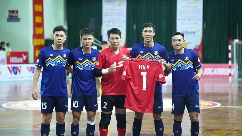 Các cầu thủ Thái Sơn Nam TPHCM động viên thủ môn Hồ Văn Ý sớm bình phục chấn thương. ẢNH: DŨNG PHƯƠNG 