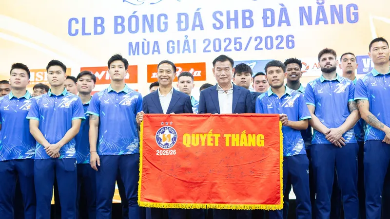 Giám đốc kỹ thuật Phan Thanh Hùng cùng HLV Lê Đức Tuấn nhận cờ Quyết thắng từ Ủy ban Nhân dân TP Đà Nẵng tại lễ xuất quân dự mùa giải 2025-2026. ẢNH: XUÂN HIẾU 