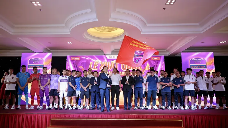 Chủ tịch Hồ Hồng Thạch thay mặt Becamex TPHCM phất cờ xuất quân tham dự mùa giải 2025-2026. ẢNH: DŨNG PHƯƠNG 