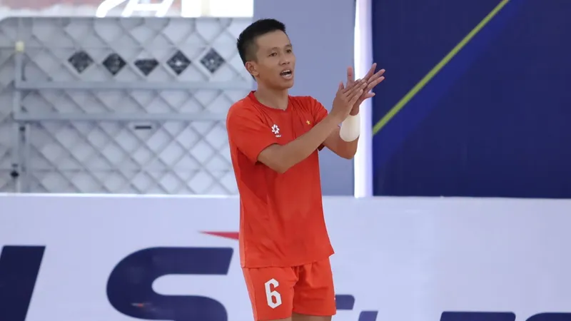 Đức Hòa trở lại đội tuyển futsal Việt Nam với cánh tay trái vẫn còn băng bó. ẢNH: TÂM HÀ 