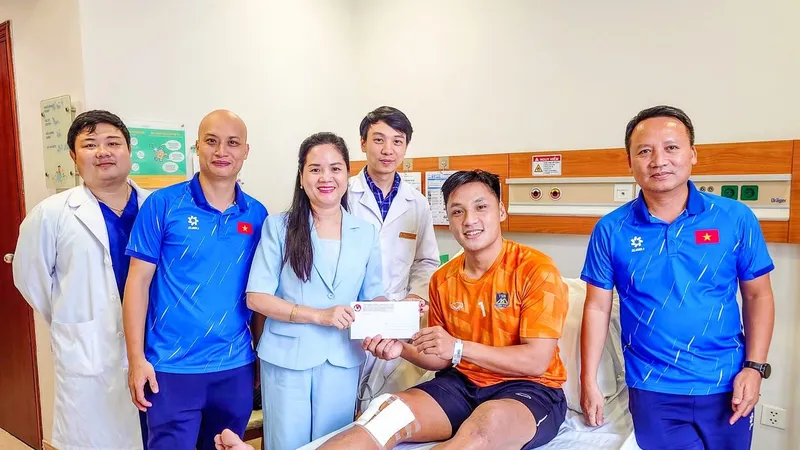 Liên đoàn Bóng đá Việt Nam thăm, động viên Hồ Văn Ý sau khi nam cầu thủ phẫu thuật dây chằng thành công. ẢNH: VFF 