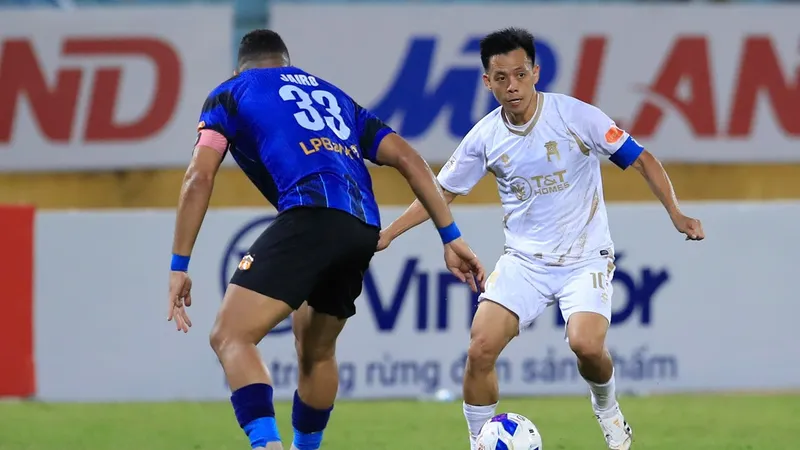 Văn Quyết cùng đồng đội tại Hà Nội FC khởi đầu chậm tại V-League 2025-2026. ẢNH: ANH TRẦN 