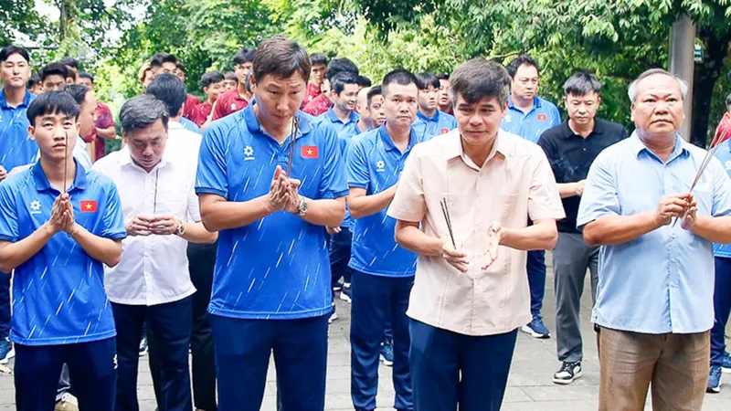 U23 Việt Nam dâng hương tưởng niệm vua Hùng. ẢNH: NHẬT ĐOÀN 
