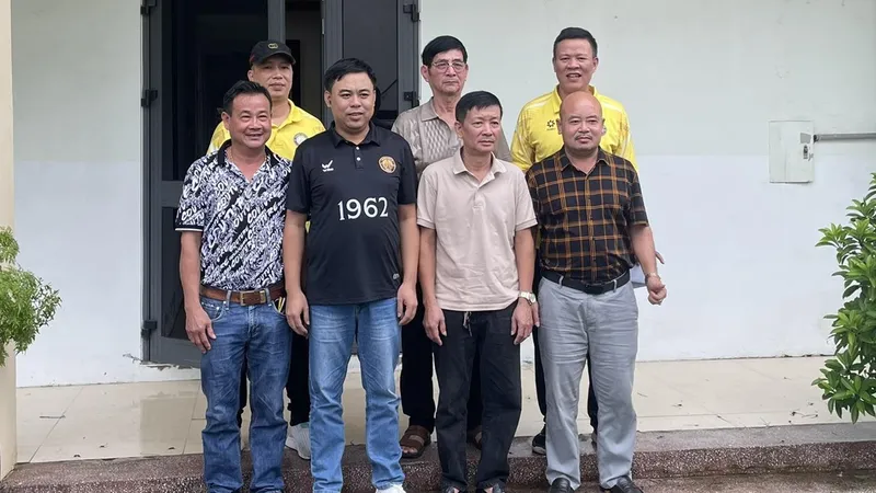 Ông Cao Hoàng Đức (áo đen) trong cuộc gặp gỡ với lãnh đạo Hội CĐV Bóng đá Thanh Hóa 