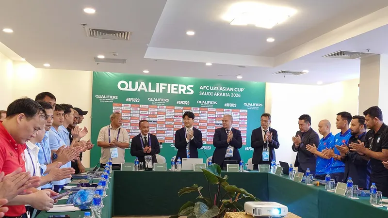 Quan chức AFC, VFF, các giám sát trọng tài, trọng tài và các đội quốc tế đứng dậy vỗ tay chúc mừng Quốc khánh Việt Nam. ẢNH: NHẬT ĐOÀN 