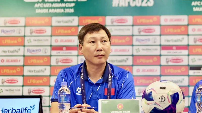 HLV Kim Sang-sik cân nhắc rất nhiều khi loại cầu thủ Việt kiều Trần Thành Trung. ẢNH: MINH HOÀNG 