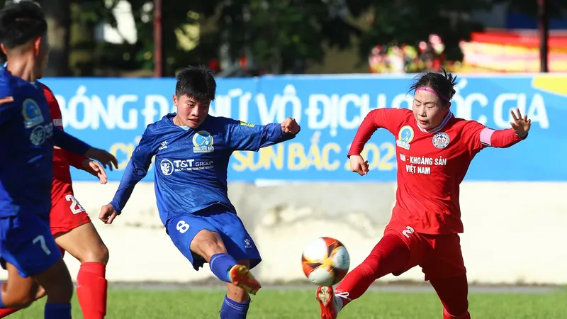 Thái Nguyên T&T và Than KSVN hòa nhau trong trận cầu hấp dẫn. ẢNH: ANH TRẦN 