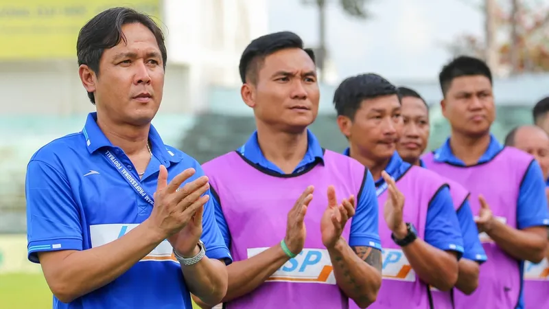 HLV Nguyễn Minh Phương trở lại với sân Bà Rịa. ẢNH: ĐÌNH TRUNG 
