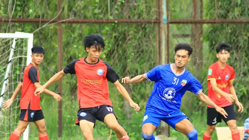 Thanh Niên TPHCM (áo đỏ) và Đại học Văn Hiến (áo xanh) được dự báo có trận ra quân Giải hạng Nhất quốc gia 2025-2026 đầy khó khăn