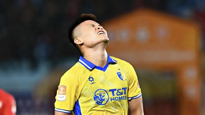 Tiền đạo Tuấn Hải thể hiện sự thất vọng khi Hà Nội FC sớm dừng bước tại Cúp Quốc gia 2025-2026. ẢNH: MINH DÂN