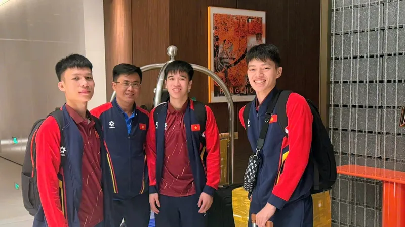 Các tuyển thủ futsal Việt Nam rạng ngời khi đặt chân đến Trung Quốc. ẢNH: ANH TRẦN 