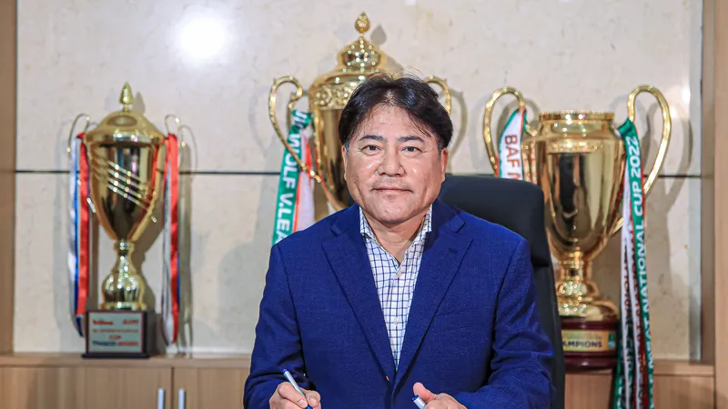 Hà Nội FC nói lời chia tay HLV Makoto Teguramori. ẢNH: MINH DÂN 