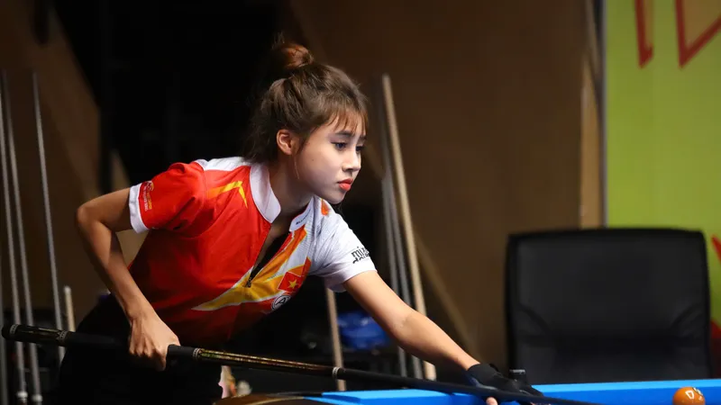 Nữ cơ thủ Đinh Thị Thanh Nga tham dự Box Billiards Mixed Doubles Open 2025. ẢNH: TÂM HÀ 