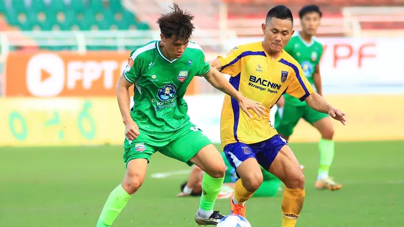 Các cầu thủ Bắc Ninh (áo vàng) được nhận diện là ứng viên thăng hạng V-League 2026-2027. ẢNH: DŨNG PHƯƠNG 