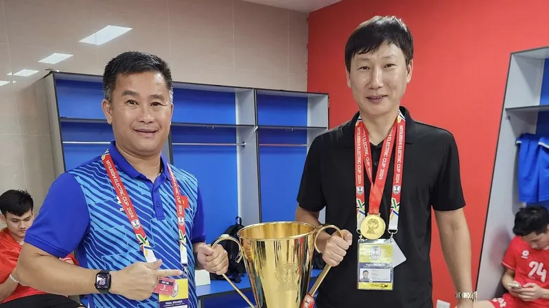 Ông Đinh Hồng Vinh (áo xanh), trợ lý của HLV Kim Sang-sik, được bổ nhiệm làm Chủ tịch Quy Nhơn United