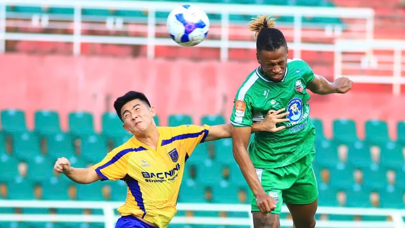 Ngoại binh kỳ cựu Jermie Lynch (áo xanh lá) là điểm tựa cho đội bóng còn non trẻ Đại học Văn Hiến. ẢNH: ANH TRẦN 