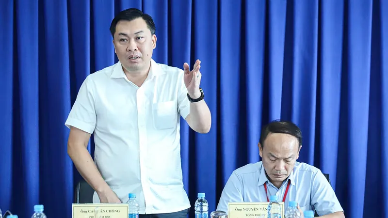 Ông Cao Văn Chóng, Phó Giám đốc Sở Văn hóa và Thể thao TPHCM (trái), đồng chủ trì cuộc họp với Tổng Thư ký VFF Nguyễn Văn Phú (phải). ẢNH: ANH TRẦN