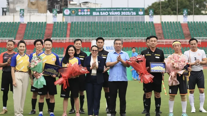 Phó Bí thư Thành ủy TPHCM, Chủ tịch Ủy ban MTTQ Việt Nam TPHCM Nguyễn Phước Lộc dự khán trận giao hữu bóng đá đặc biệt, nghĩa tình Việt Nam - Cuba. ẢNH: DŨNG PHƯƠNG
