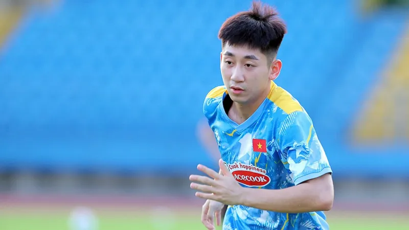 Trung vệ trẻ Nguyễn Nhật Minh lần đầu được triệu tập lên đội tuyển Việt Nam. ẢNH: HỮU ĐỆ 