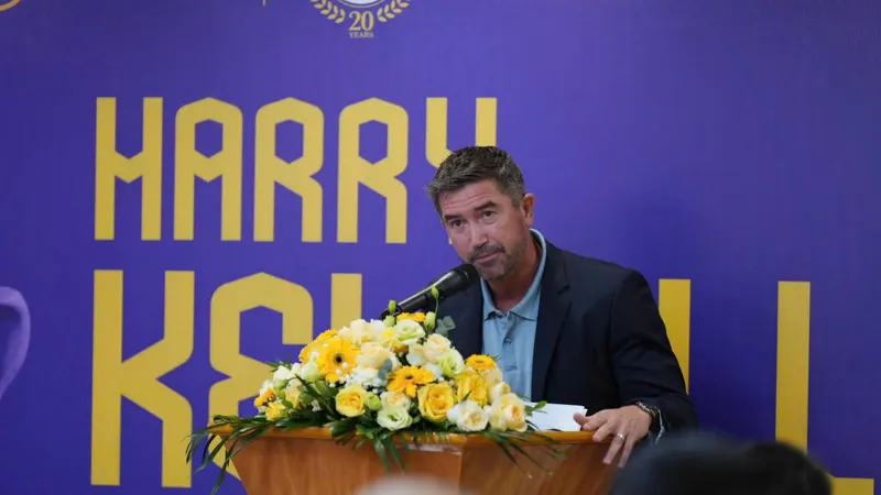 Tân HLV Harry Kewell của Hà Nội FC trong ngày ra mắt. ẢNH: TÂM HÀ 