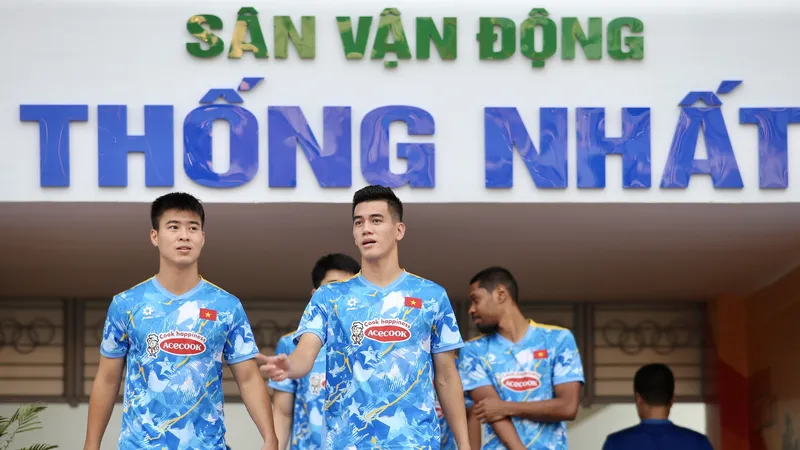 Đỗ Duy Mạnh, Tiến Linh cùng các đồng đội bước ra sân Thống Nhất tập luyện. ẢNH: DŨNG PHƯƠNG