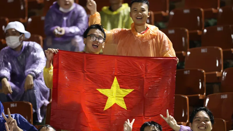 Người hâm mộ cổ vũ cho đội tuyển Việt Nam tại vòng loại Asian Cup 2027. ẢNH: DŨNG PHƯƠNG 