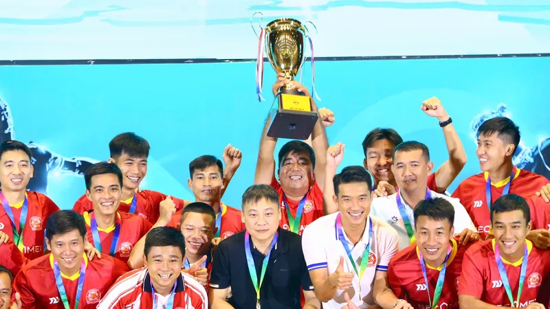 Đội Công an TPHCM trở thành tân vương tại Giải bóng đá cộng đồng Tập đoàn Becamex - Cúp Becamex Group 2025. ẢNH: TÔ AN