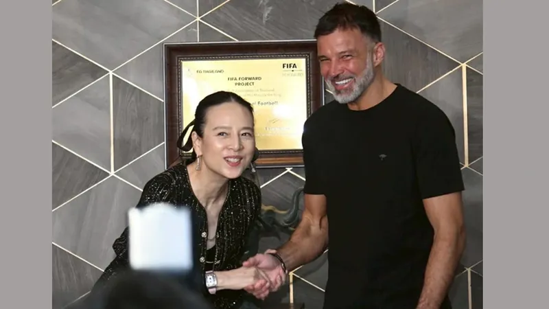 Madam Pang cùng HLV Anthony Hudson. ẢNH: FAT 