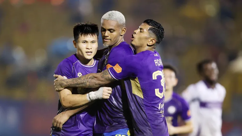Hà Nội FC có chiến thắng đầu tiên cùng tân HLV Harry Kewell. ẢNH: DŨNG PHƯƠNG 