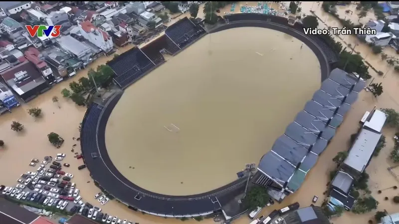 Sân Tự Do ngập sâu trong biển nước. ẢNH: TRẦN THIÊN