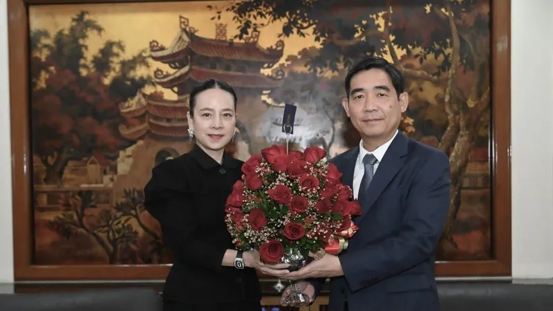 Đại sứ Phạm Việt Hùng, Đại sứ đặc mệnh toàn quyền nước CHXHCN Việt Nam tại Thái Lan và Chủ tịch Liên đoàn Bóng đá Thái Lan Nualphan Lamsam.