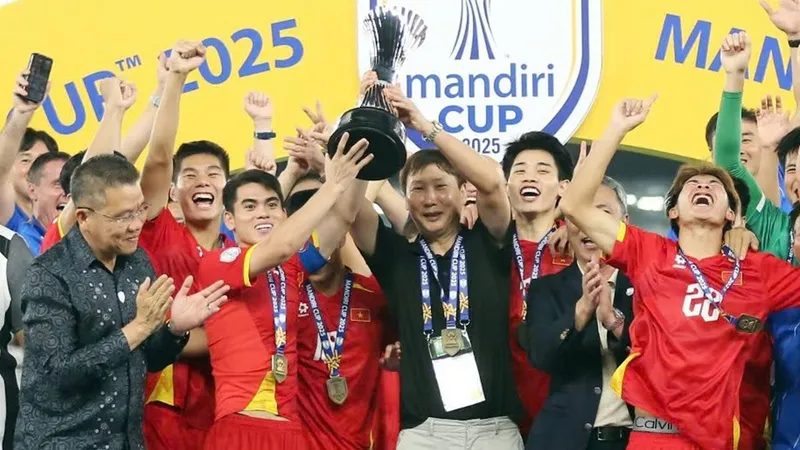 HLV Kim Sang-sik cùng U23 Việt Nam nâng cao danh hiệu U23 Đông Nam Á 2025. ẢNH: ANH KHOA 