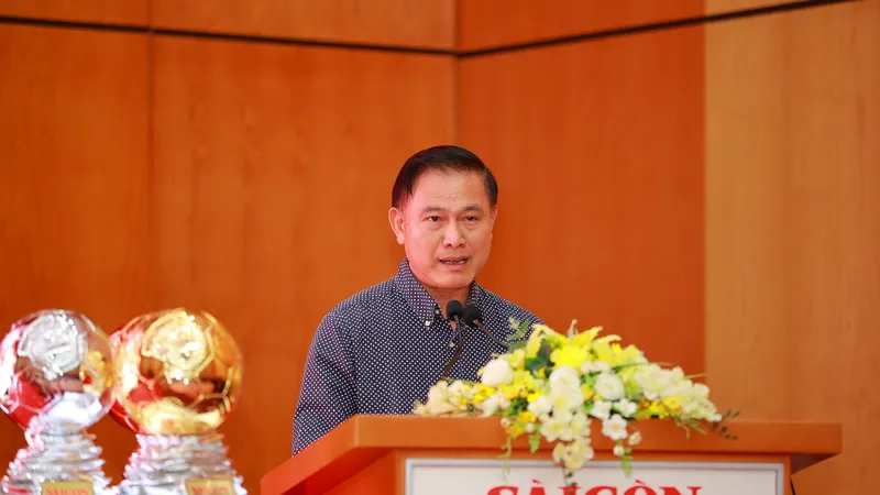Phó Chủ tịch VFF Trần Anh Tú chia sẻ tại lễ ra mắt Giải thưởng Quả bóng vàng Việt Nam 2025. ẢNH: DŨNG PHƯƠNG
