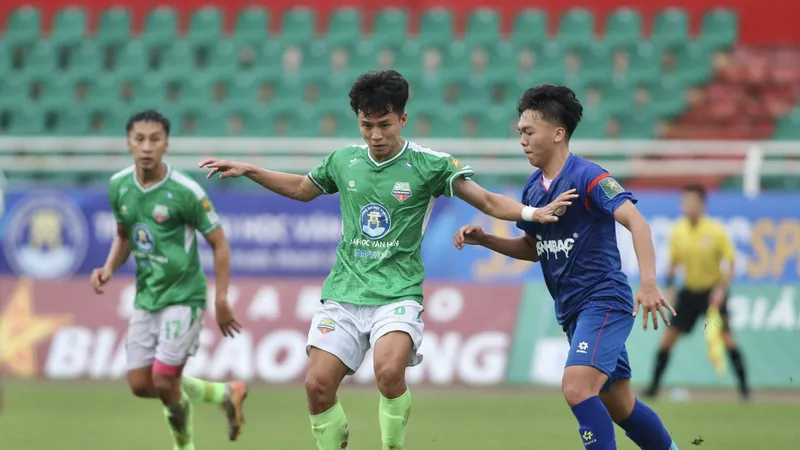 Đại học Văn Hiến và Trẻ PVF cầm hoà nhau trên sân Thống Nhất. ẢNH: DŨNG PHƯƠNG