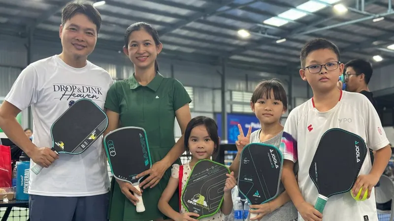 Một gia đình tham dự Giải Pickleball tranh Cúp Báo Phụ nữ TPHCM lần thứ 3. ẢNH: TÂM HÀ